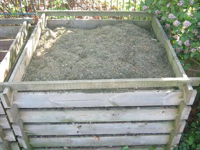 Ein Kompostbehaelter aus Holz ist Kostengünstig und hält durchschnittlich 5 bis 6 Jahre.