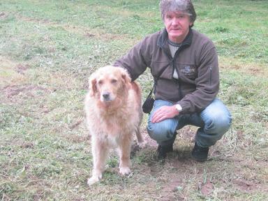 Stephan mit Kerry, dem Hund seiner Mutter.