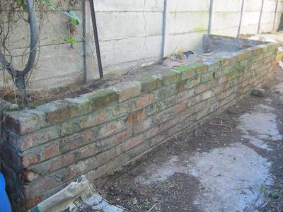 Worm farming bulk bed with solid bottom to prevent leachate to flow off.