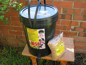 A bucket for fermenting kitchen scraps with bran.